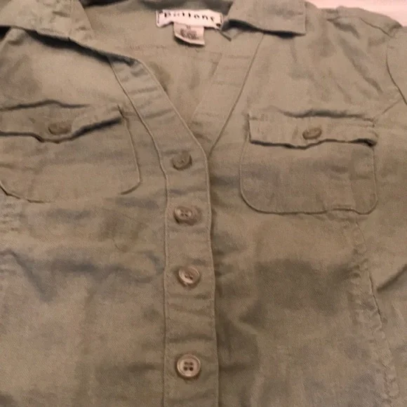 Medium sized button down green linen/rayon top with front buttoned pockets. - Picture 4 of 6